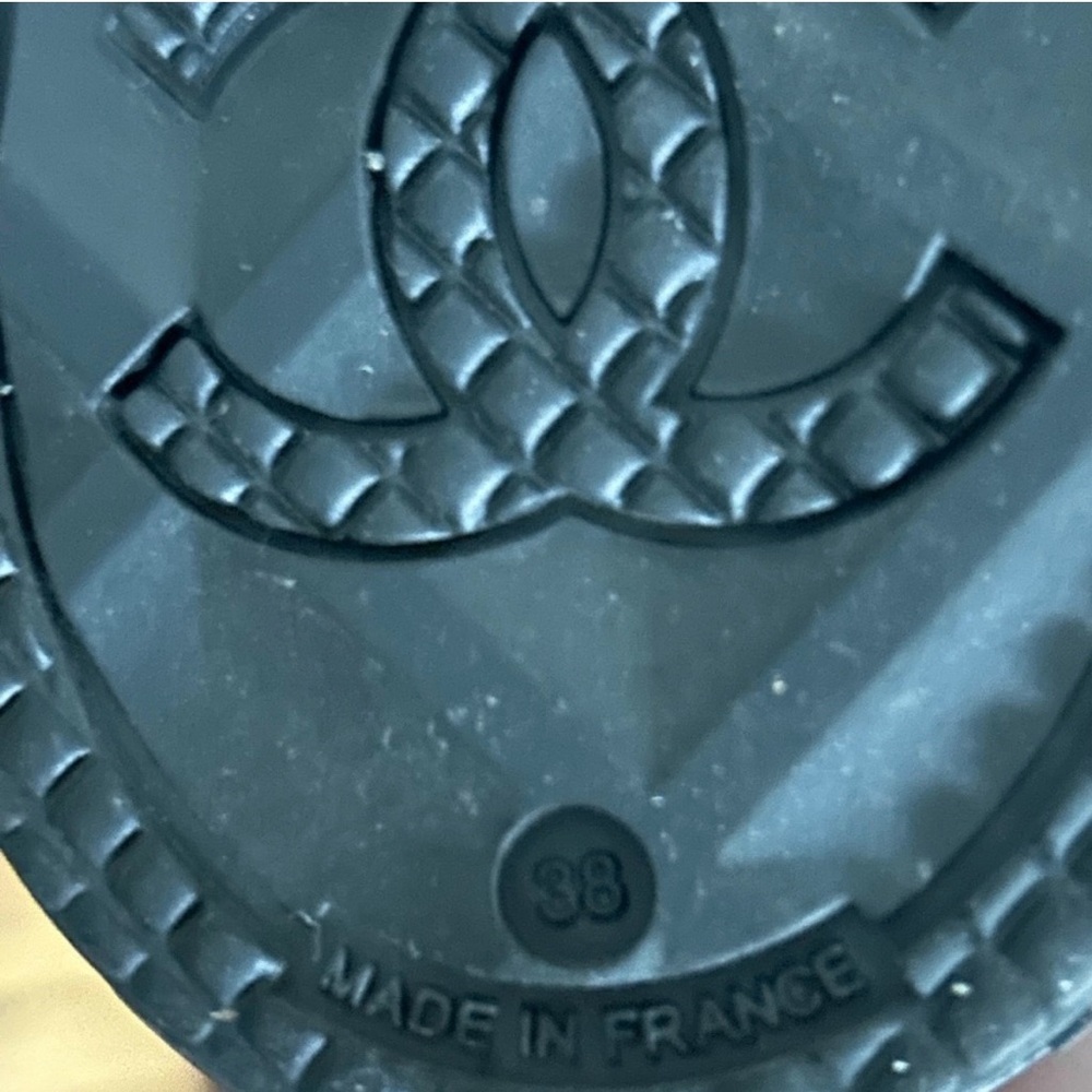 CHANEL Black Logo Detail - Picture 3 of 4